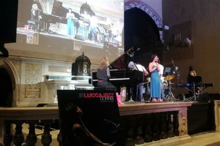 Discover Frida Bollani: A Classical-Jazz Fusion Prodigy