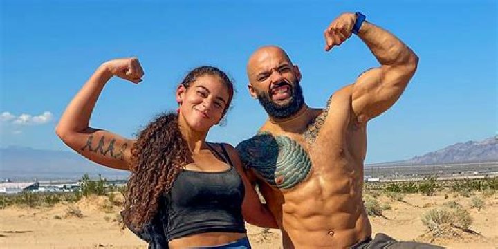 Jalicia Nightengale is an Afro-American model from Barbados who is married to her husband, Che Hebso