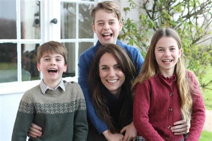 Jeannette Calle, an American meteorologist is living a blissful life with her family.