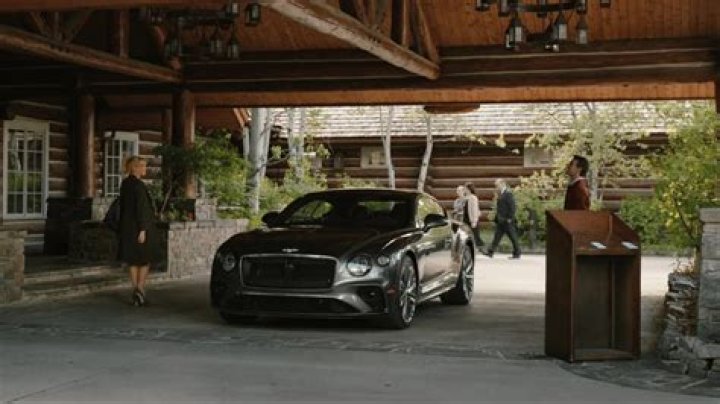 What kind of car does Federer drive?